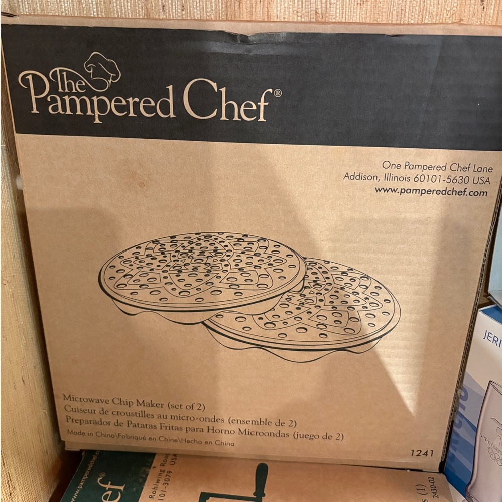 The Pampered Chef Microwave Chip Maker Set